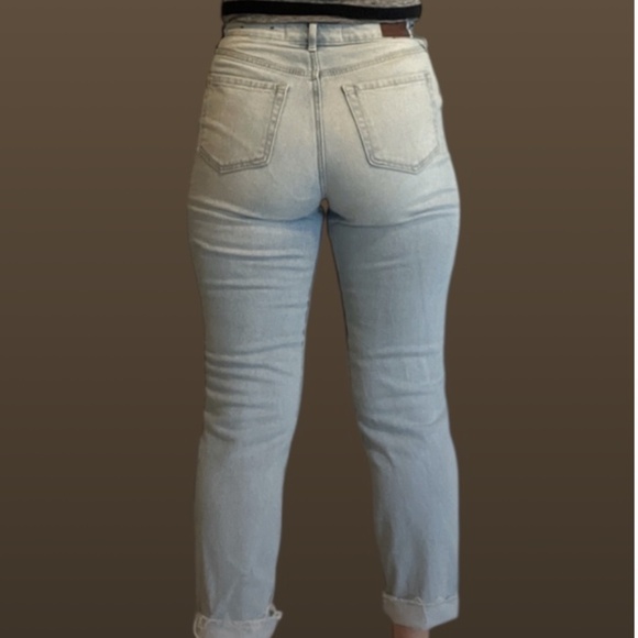 Hollister Ultra High-Rise Mom Jean | Size 3R - Picture 10 of 11